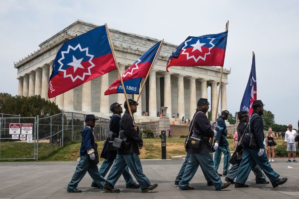 2023年6月19日，在美国首都华盛顿的林肯纪念堂附近，人们扮演成南北战争时期的士兵，纪念黑奴解放日。新华社发（亚伦摄）