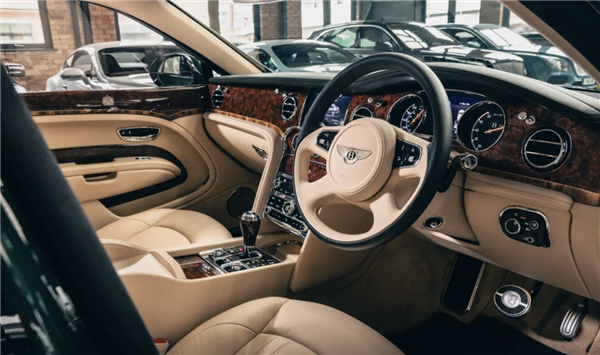 英国女王专属座驾:宾利慕尚长轴距定制版首次公开亮相