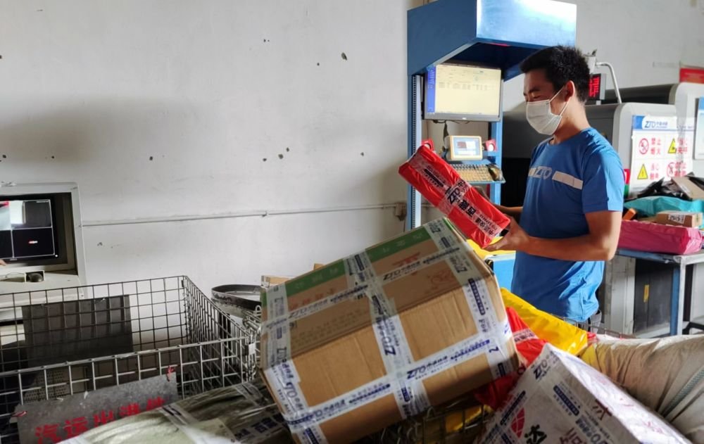 工作人员在日喀则市中通快递网点分拣包裹。新华社记者刘洲鹏 摄