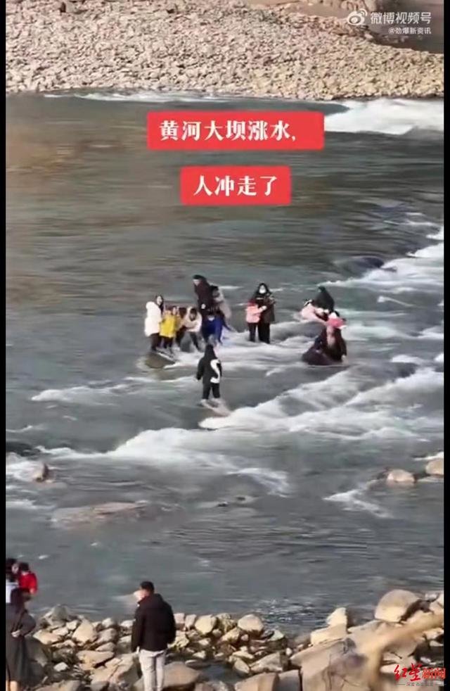 网传三门峡大坝附近冲走人的视频截图
