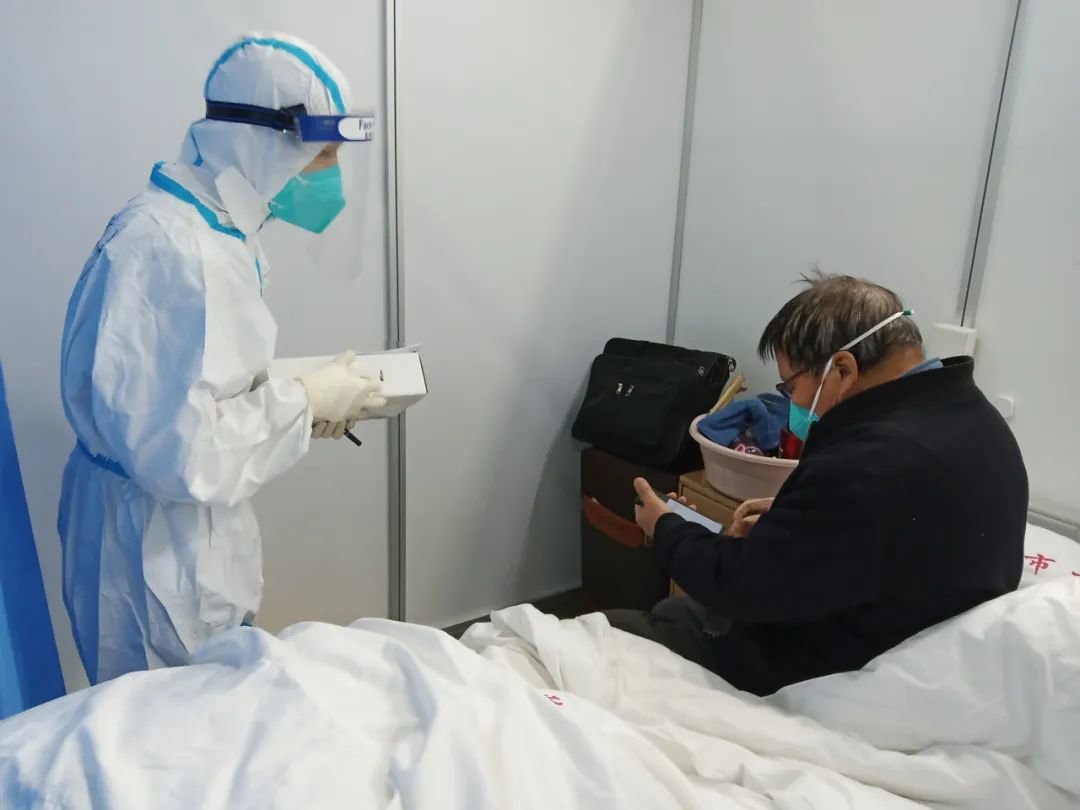 杭州白马湖亚定点医院的医护在解答患者疑问