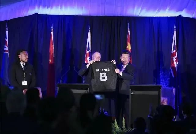2014年11月，习近平主席获赠新西兰橄榄球队全黑队球衣。图源：新华网