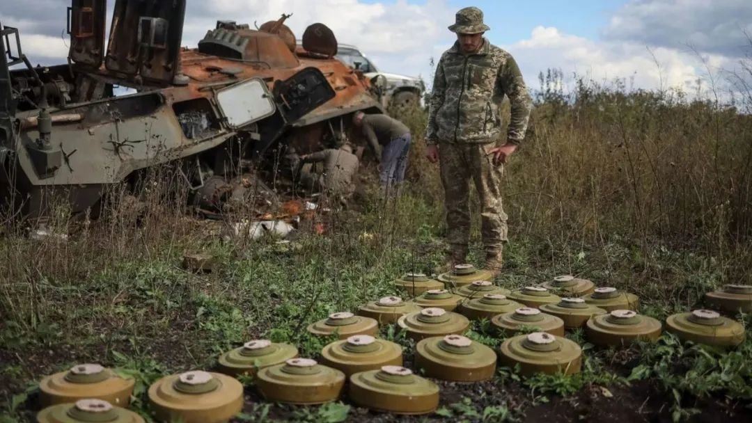 ▲资料图片：乌克兰军队在前线部署反坦克地雷（路透社）