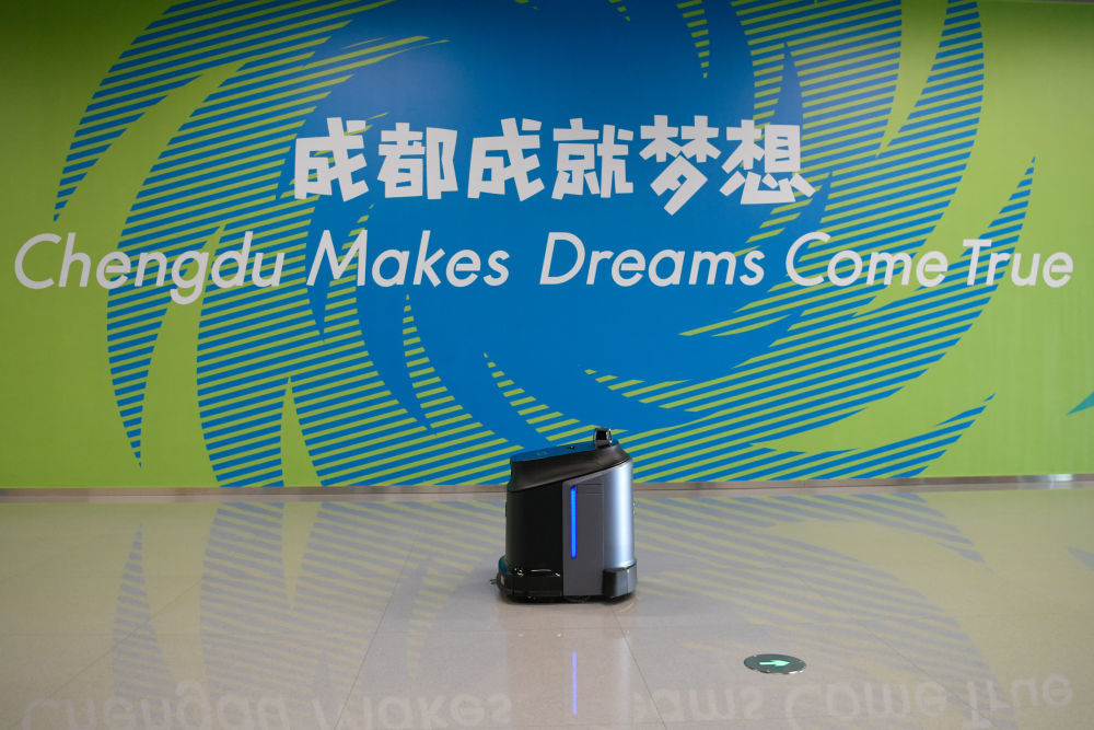 ↑这是7月14日在大运会主媒体中心拍摄的扫地机器人。 第31届世界大学生夏季运动会即将在成都举行，成都以举办大运会为契机，促进科技成果转化落地，推动科技赋能大运会赛事。 新华社记者 胥冰洁 摄