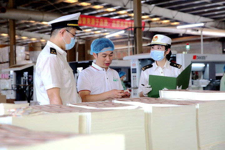 6月2日，南宁海关工作人员到南宁派吉纸业有限公司调研企业产品生产流程。新华社发（南宁海关供图）