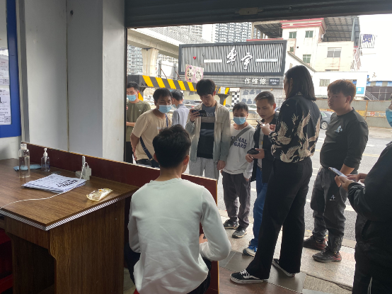 一家劳务中介正在为求职者安排工作。作者拍摄