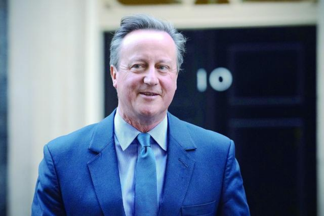 英国政府11月13日进行内阁重组，图为前首相卡梅伦被任命为外交大臣后走出唐宁街10号