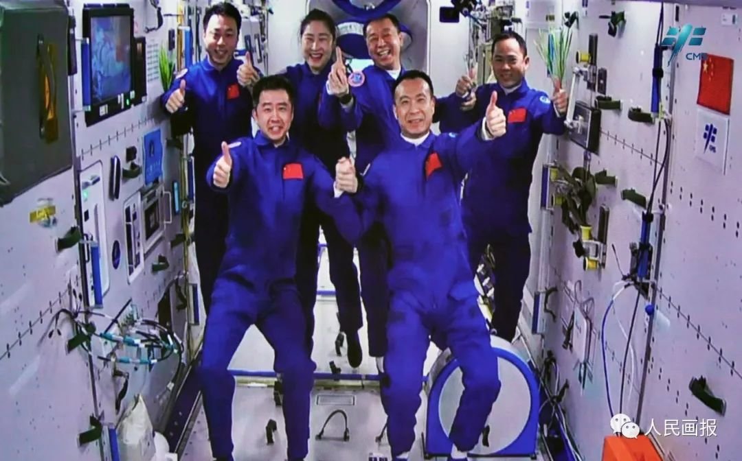 2022年11月30日,神舟十五号航天员乘组与神舟十四号航天员乘组太空合影。中国载人航天工程办公室 供图
