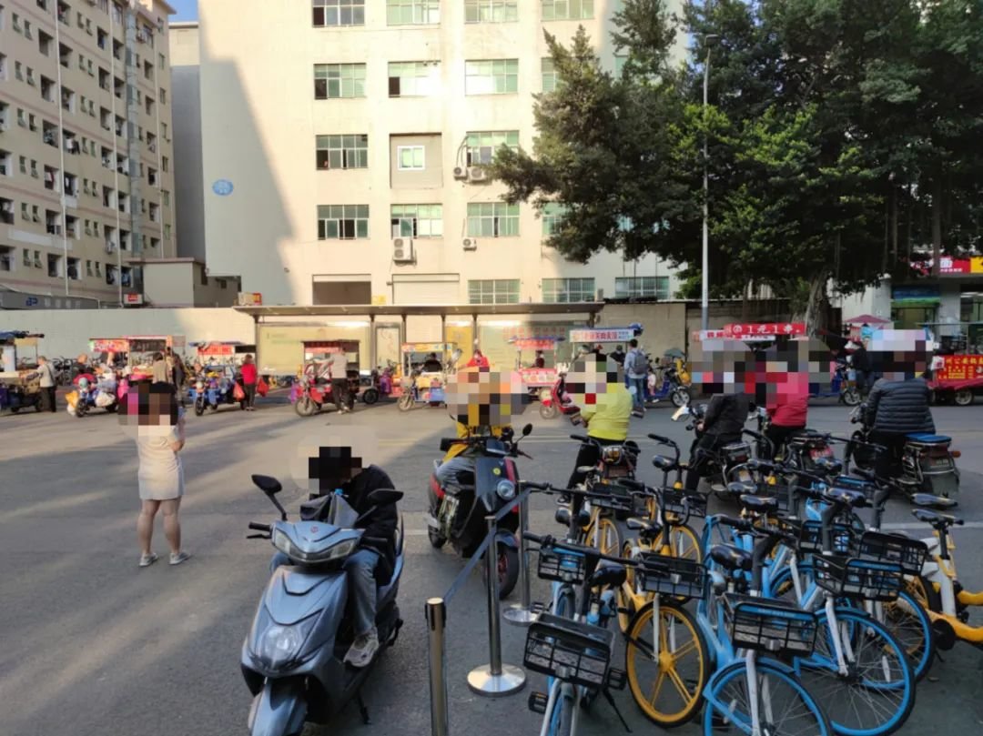 工业园区门口。徐德痕/摄