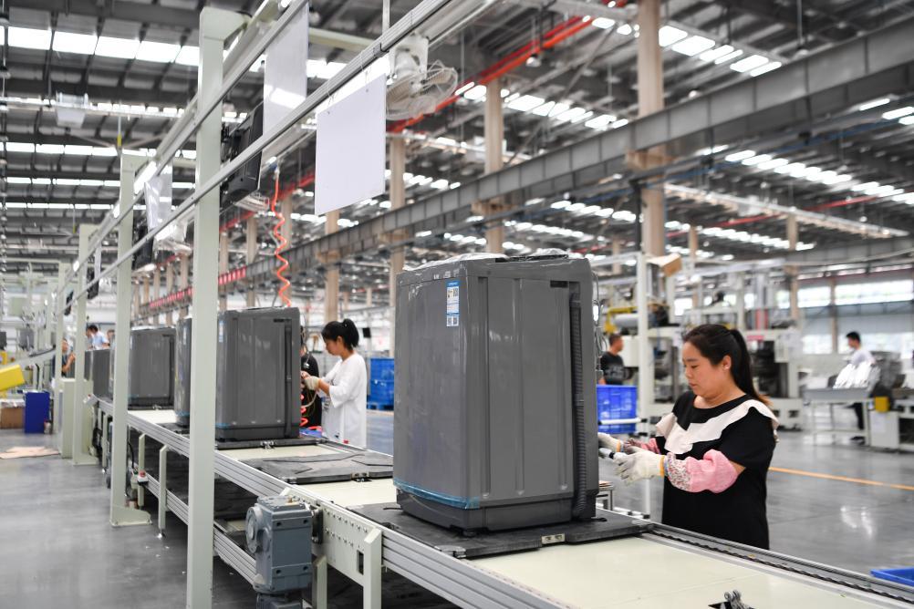 7月20日，工人在位于西安国际港务区的陕西康佳智能家电有限公司生产车间工作。新华社记者 张博文 摄