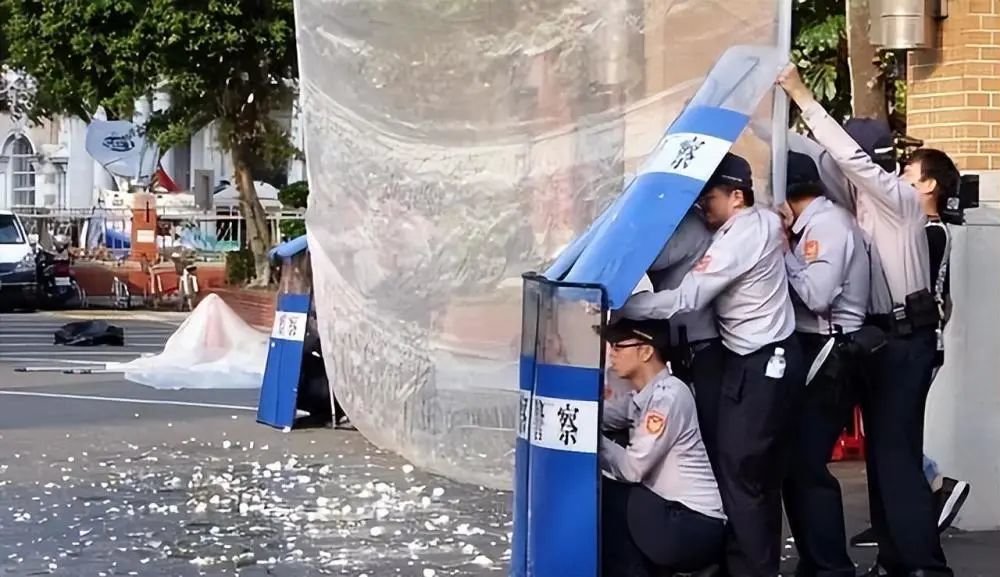 ▲马英九任期,民进党支持者“蛋袭”警察