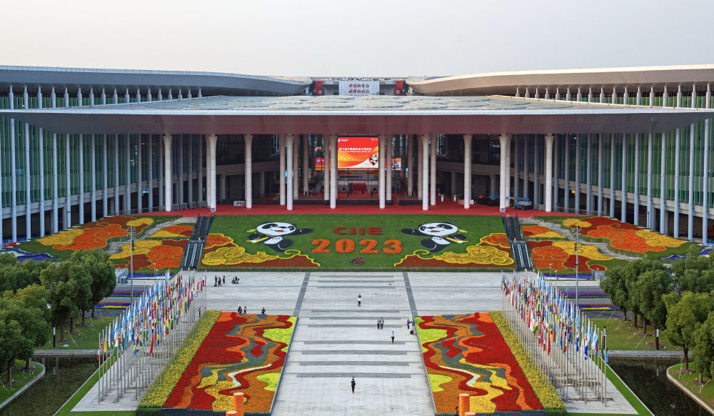 图为11月3日拍摄的国家会展中心（上海）南广场。新华社记者 刘颖 摄