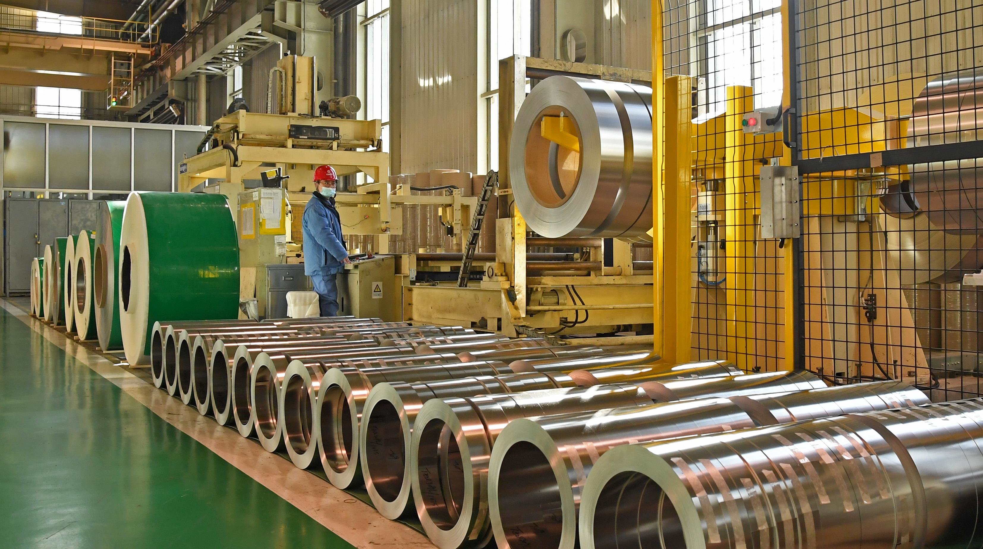 △中国宝武太钢集团精密带钢公司生产车间。该公司生产的不锈钢精密箔材（俗称“手撕钢”）已有3大类20多个系列品种全面走向市场，受到国内外用户青睐。