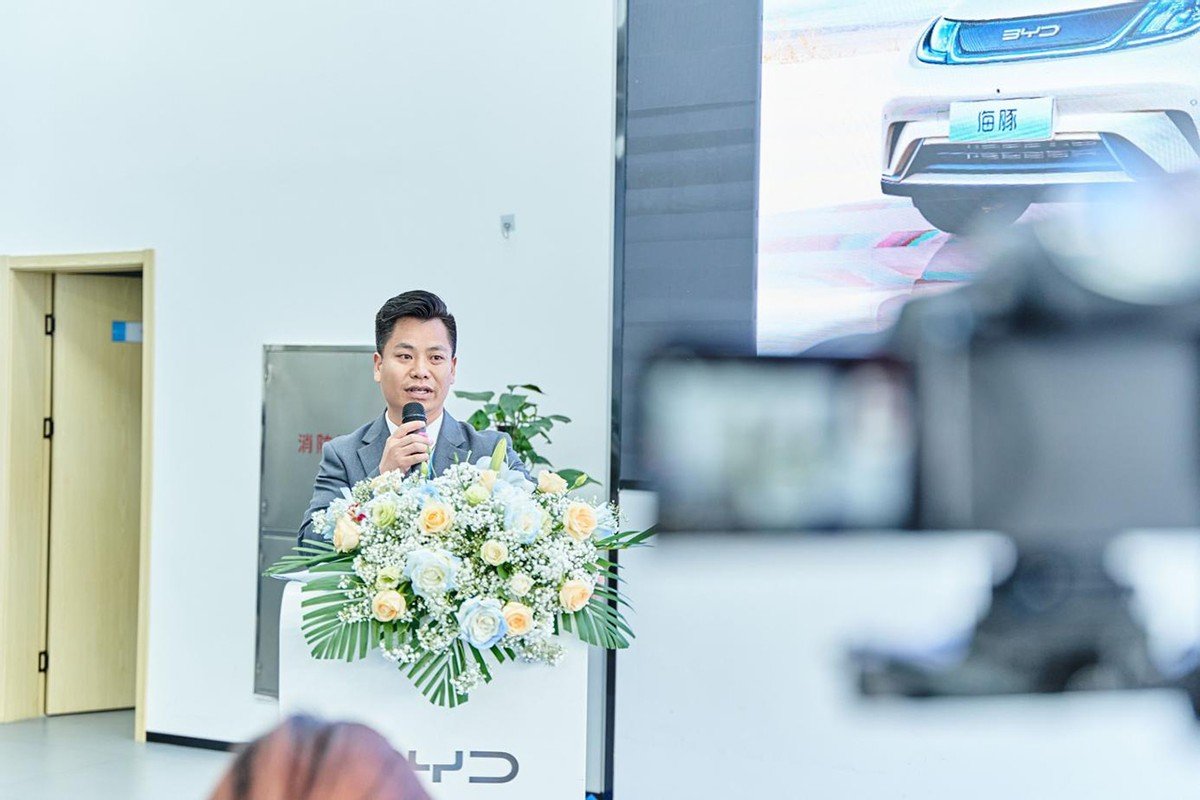 新出行助力新生活,上海华帆书豪“海豚百车交付”顺利落幕!