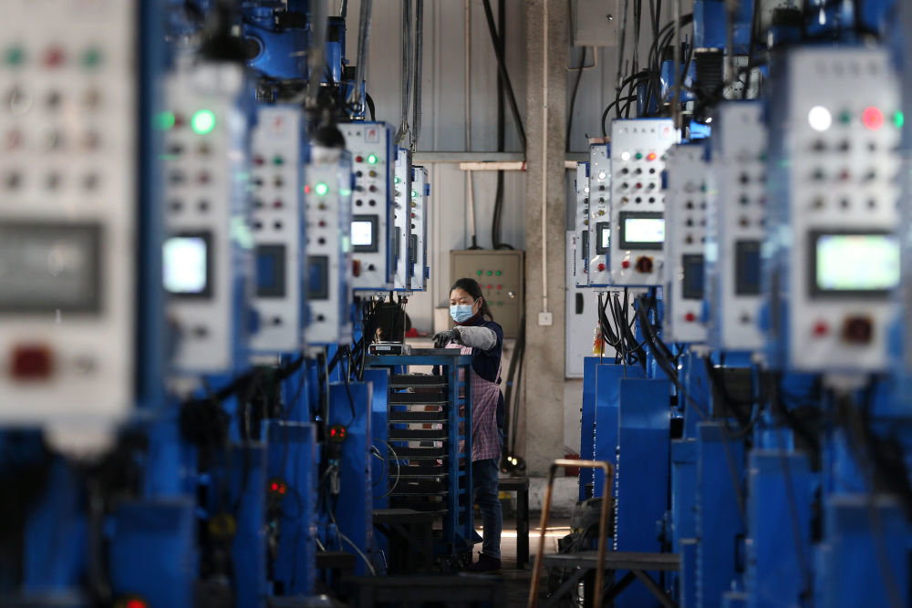 1月31日，工人在重庆市黔江区工业园区一电子科技公司生产车间加工电子元件。新华社发（杨敏摄）