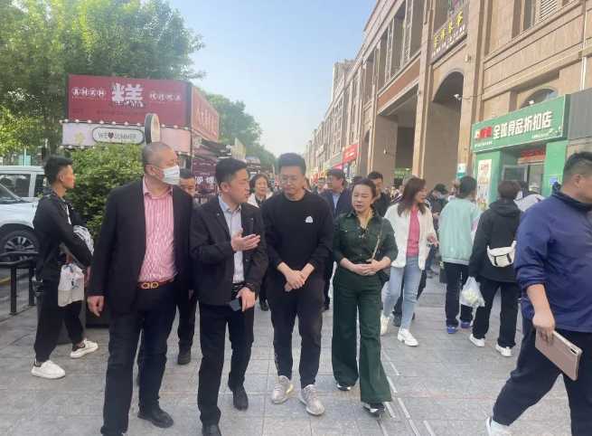 冷秉荣向游客发放日照文旅推介画册和文创产品