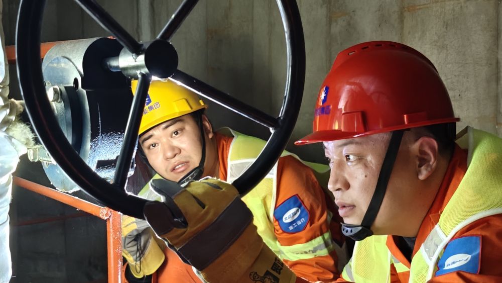 工作人员在巡检北京供热管网运行情况。受访者供图