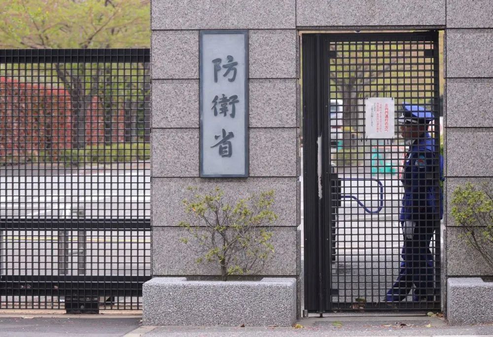 2013年4月9日，邪在日本东京的留意省总部，别号任务主讲想主员邪在年夜门旁捍卫。新华网领（闭贤一郎摄）