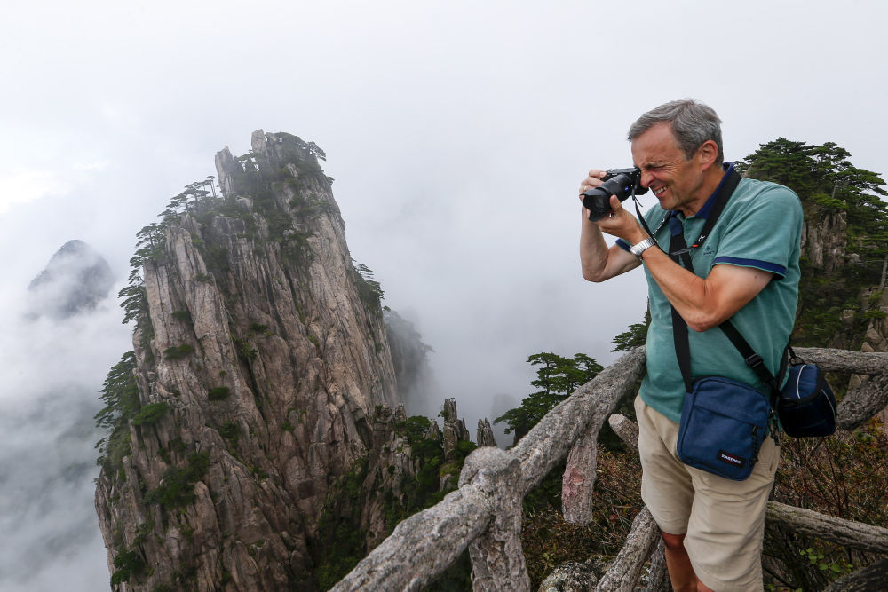 9月25日,外国游客在安徽省黄山市黄山风景区游玩。新华社发(施亚磊摄)
