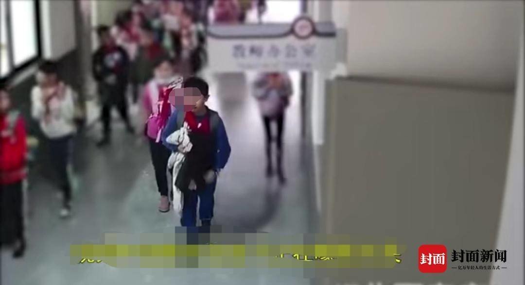 先小晨在走廊上露出痛苦表情(受访者供图)