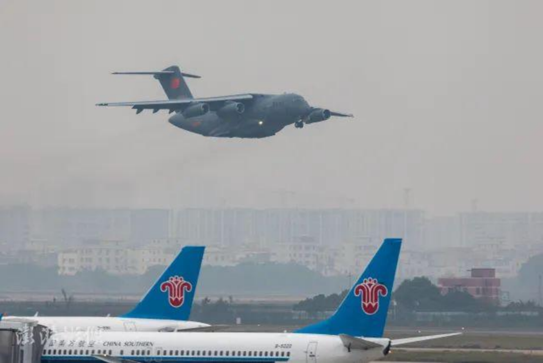 2022年1月湯加火山爆發(fā)后，兩架中國空軍運-20運輸機從廣州白云機場起飛，搭載救援物資馳援湯加 圖：澎湃影像