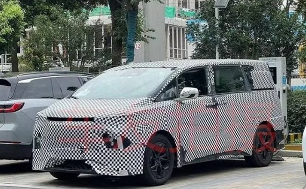 疑似问界首款MPV路试车型