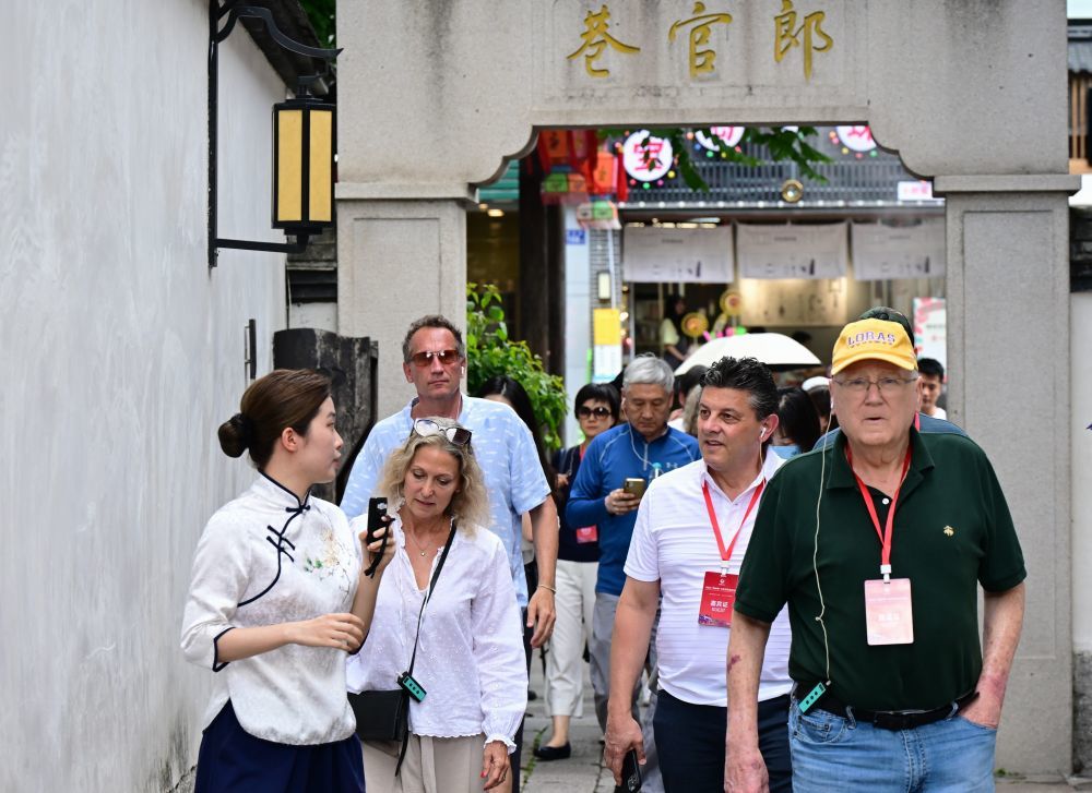 “鼓嶺之友”部分成員和中美各界人士在福州南后街三坊七巷參觀訪問（2023年6月27日攝）。新華社記者 魏培全 攝