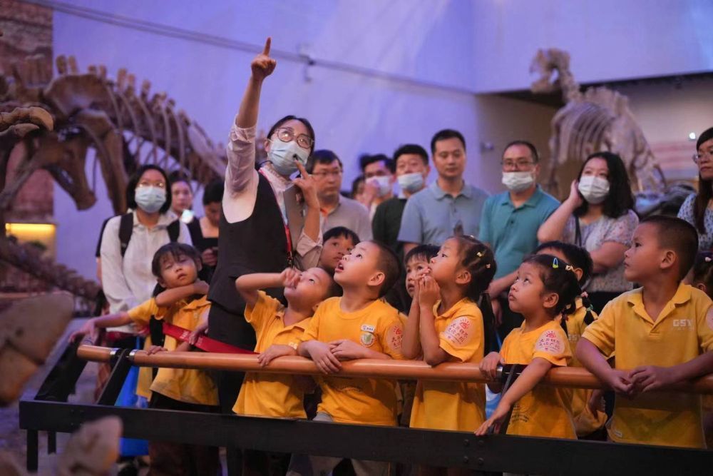 孩子们在广东省博物馆自然展厅体验研学课。(广东省博物馆供图)