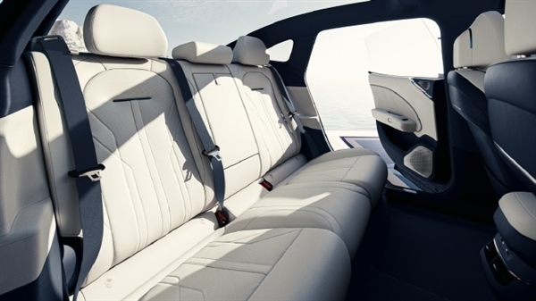 15.05英寸大屏+35.5英寸抬头显示:极氪007内饰谍照首次曝光