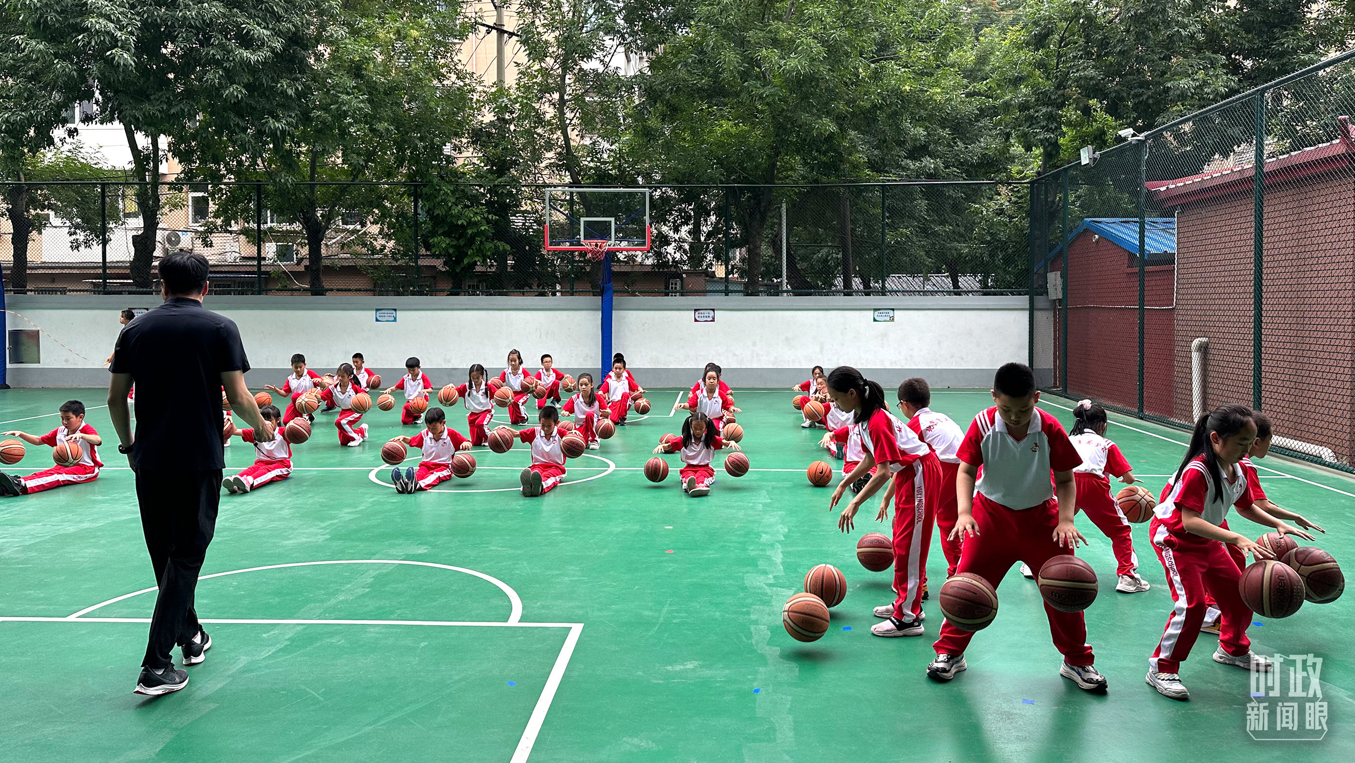 △北京育英学校篮球场。（总台央视记者赵化拍摄）
