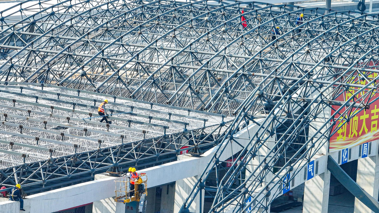 2023年11月15日，在浙江省湖州市沪苏湖铁路南浔站，工人们正在加紧建设。近日，随着最后一块钢结构网架单元吊装完成，沪苏湖铁路南浔站主体结构正式封顶，标志着站房网架钢结构整体完工，将正式进入装饰装修阶段。 据了解，沪苏湖铁路南浔段建成后，将与沪杭客专、宁杭高铁、湖杭高铁相连，共同构筑起长三角核心区城际快速铁路客运网络，促进区域一体化快速发展。拍友 陆志鹏 摄