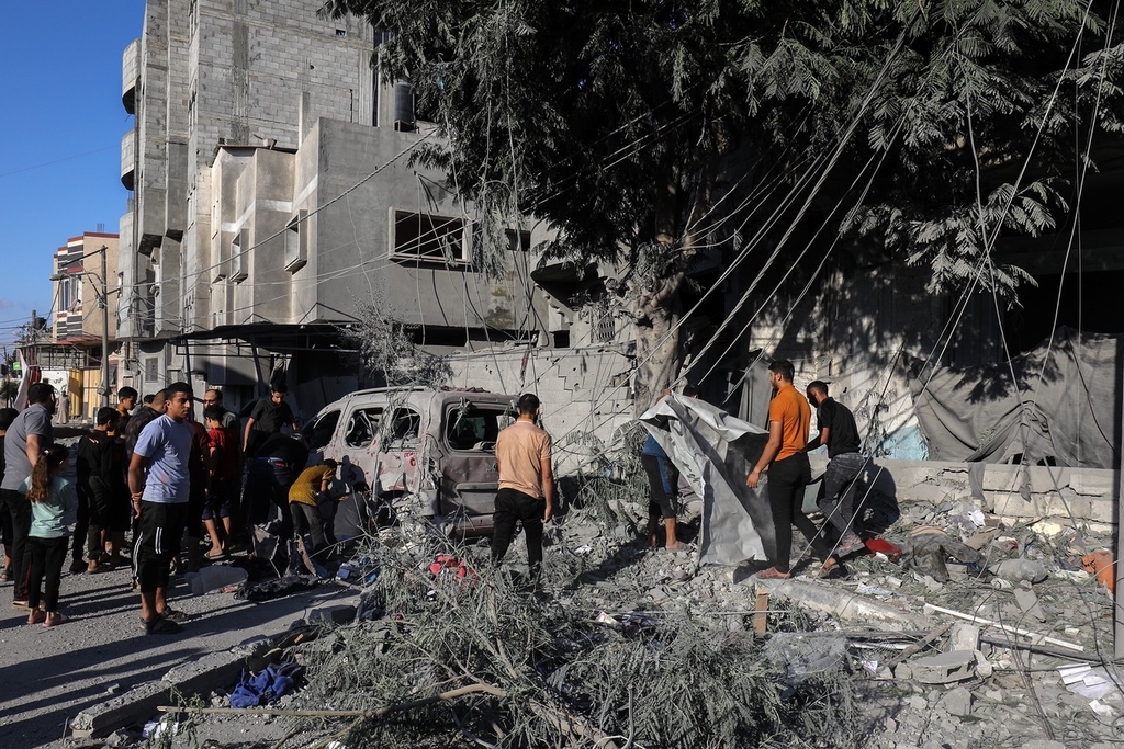 当地时间10月18日，加沙地带拉法，巴以冲突持续，当地遭以色列空袭，建筑被摧毁。图自IC Photo