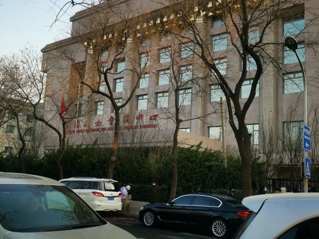 △ 上午9时许,全国人大会议中心门口停满了车辆