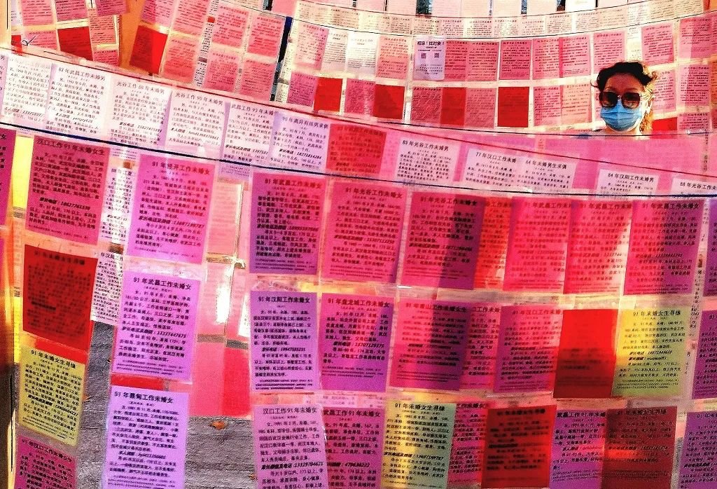 武汉,解放公园相亲角。视觉中国供图。