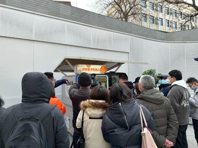 牛街地铁B口，围观机器人的群众