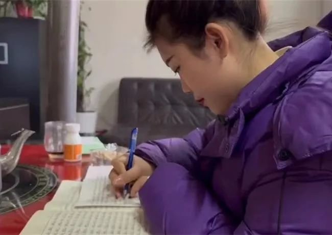 李转转在整理剧本