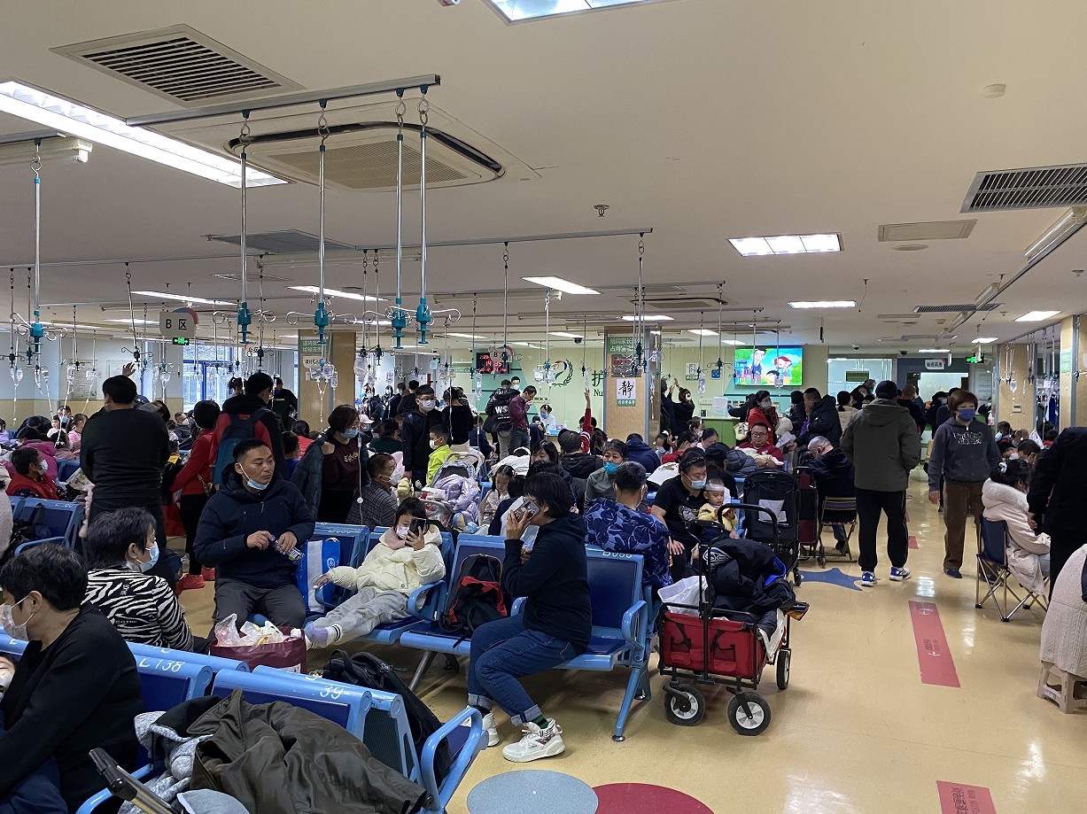 2023年11月24日，北京，首都医科大学附属北京儿童医院，输液室内坐满患儿和家长。图片来源：成都商报-IC photo
