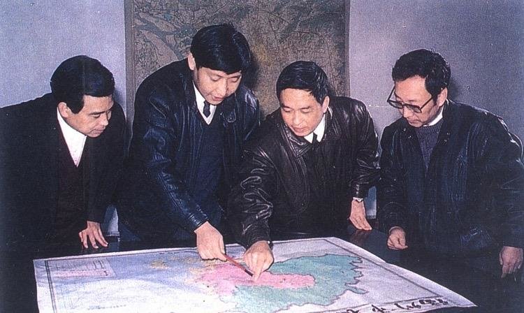 △1991年12月，习近平与同事讨论福州市战略规划设想。