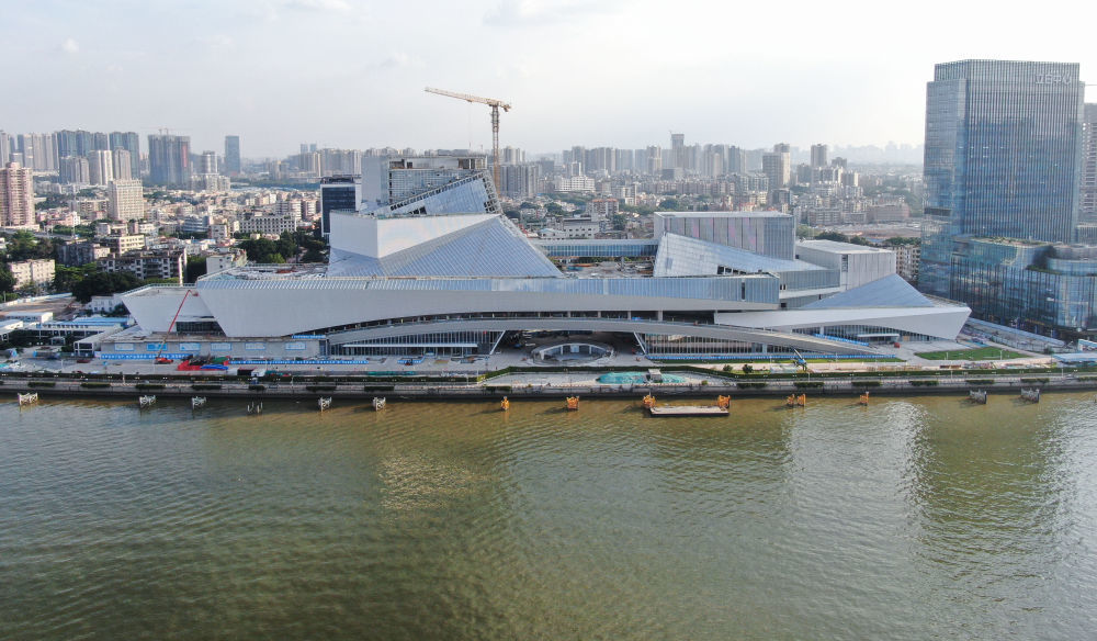 广州珠江江畔的白鹅潭大湾区艺术中心(2023年6月12日摄,无人机照片).