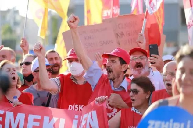 土耳其民众反对圣保罗号入境的集会活动