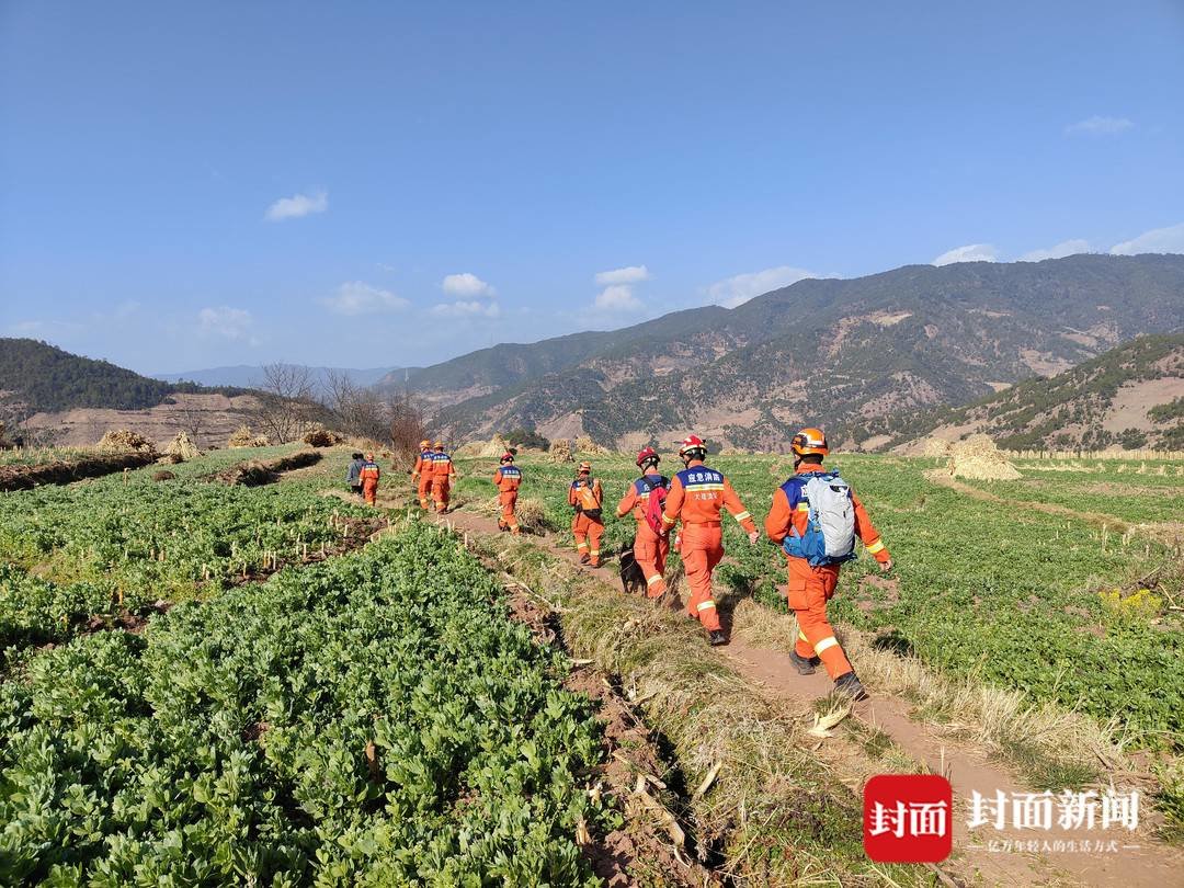 当地救援队伍地毯式搜寻