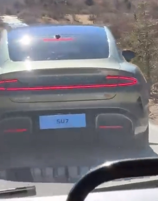 比图片中更帅!小米汽车SU7实车曝光:宽体贯穿尾灯仿若保时捷