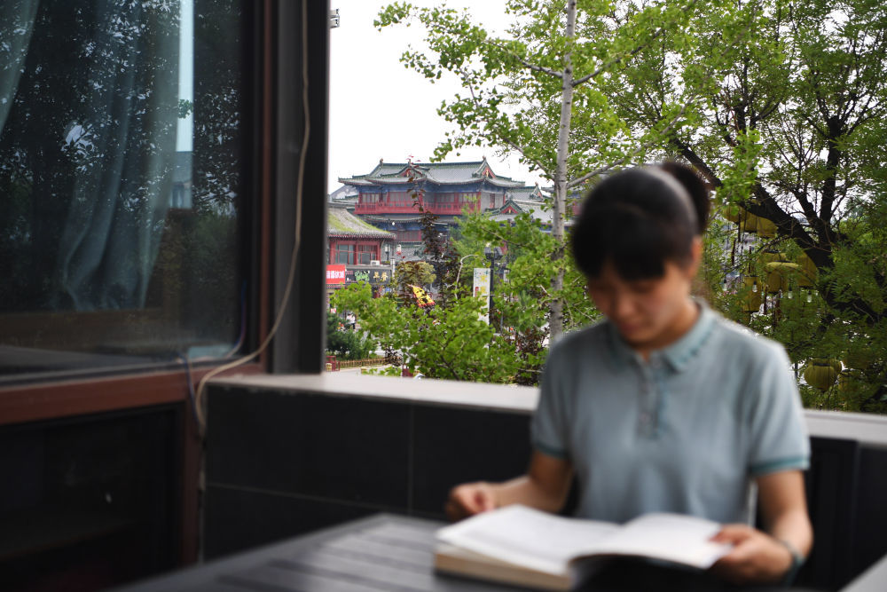 市民在开封的寻宋书房阅读（2023年6月20日摄）。新华社记者 张浩然 摄