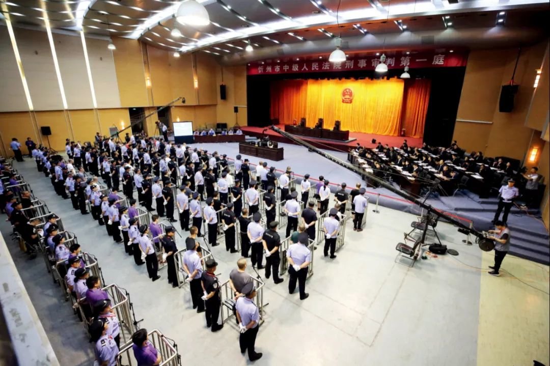 2019年6月24日,山西忻州市中级人民法院依法公开开庭审理被告人朱强等59人涉嫌黑社会性质组织一案。图/新华