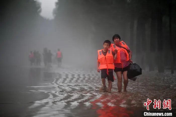 资料图：为8月1日，被救援出来的涿州民众。翟羽佳 摄