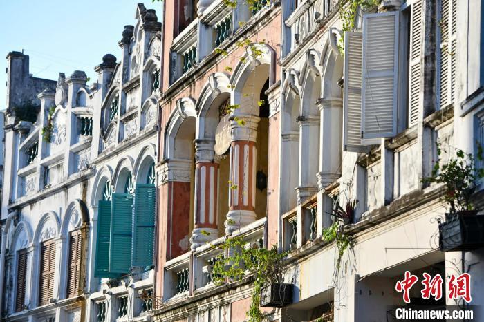 12月8日,“江山如画”网上主题宣传活动(海南)采访团走进海口骑楼老街。图为海口骑楼老街里的南洋风格建筑。中新网记者骆云飞 摄