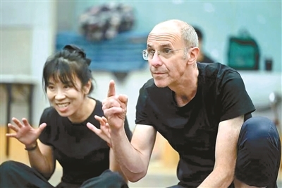 导演提姆·修普在给演员说戏