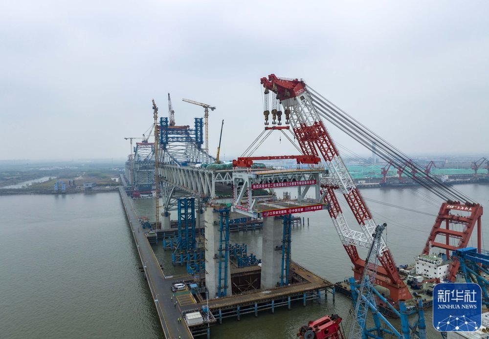 3月20日，中交二航局建设者在常泰长江大桥主航道桥泰州侧施工现场进行首节段钢桁梁架设（无人机照片）。新华社发（汤德宏 摄）