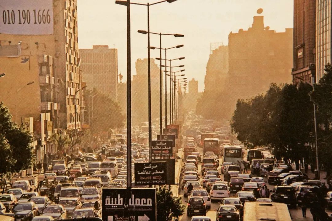 ▲埃及的城市里没有一个红绿灯，路况非常拥堵