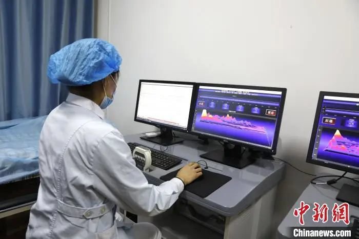 医生对患者睡眠时的数据进行监测。杨迪 摄